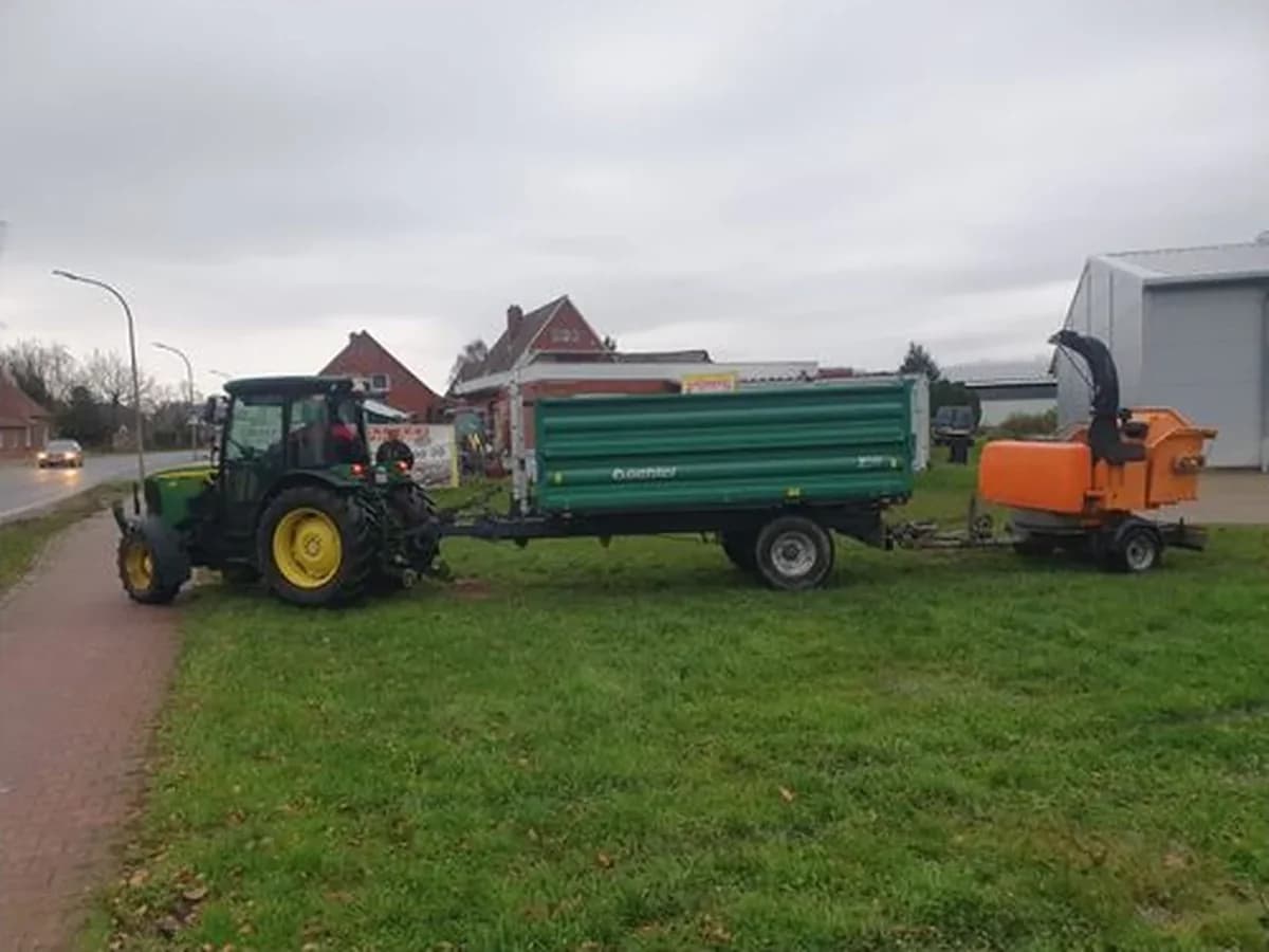 Holzschredder mit Trecker und Bedienung